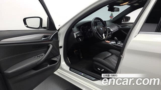 BMW 5 Series 2018 — Фото 10/20