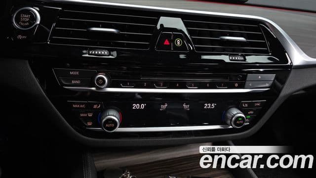 BMW 5 Series 2018 — ფოტო 16/20