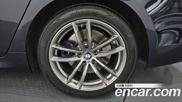 BMW 5 Series 2018 — Şəkil 29/34