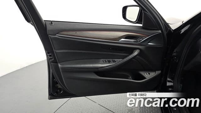 BMW 5 Series 2018 — Şəkil 14/34