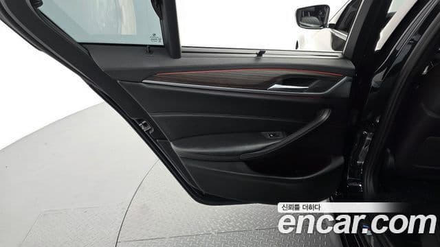 BMW 5 Series 2018 — Şəkil 9/34