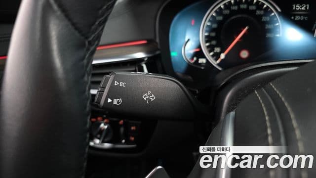 BMW 5 Series 2018 — Şəkil 10/34