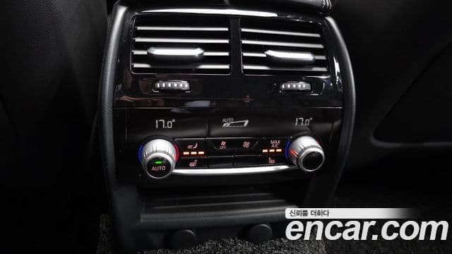 BMW 5 Series 2018 — Şəkil 28/34