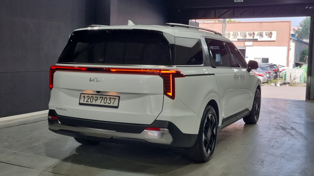 Kia Carnival 2024 — Şəkil 1/18