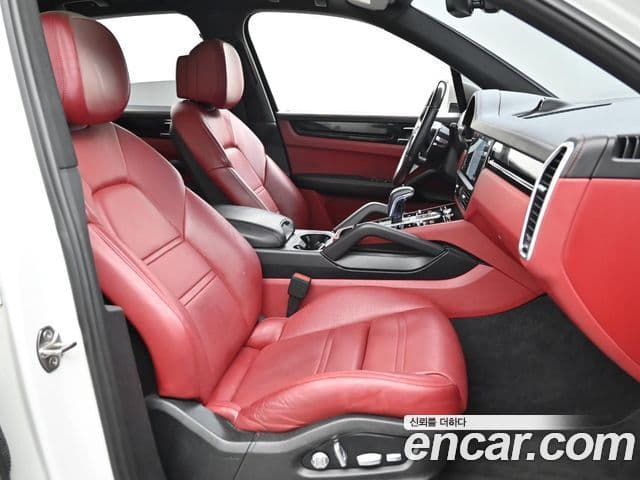 Porsche Cayenne 2019 — ფოტო 15/20