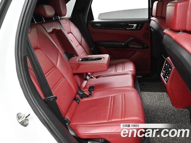 Porsche Cayenne 2019 — ფოტო 7/20
