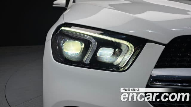 Mercedes-Benz GLE-Class 2021 — Photo 1/34