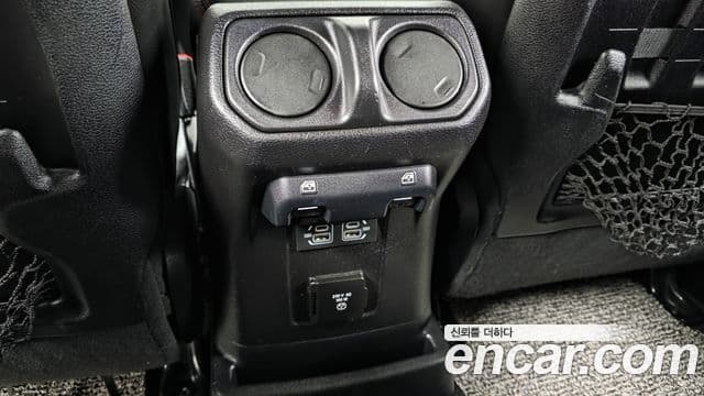 Jeep Wrangler 2021 — ფოტო 10/30