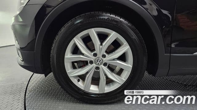 Volkswagen Tiguan 2018 — Photo 16/30