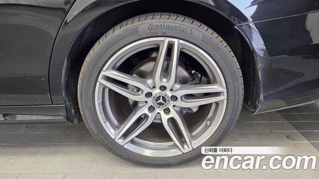 Mercedes-Benz E-Class 2019 — Photo 23/33