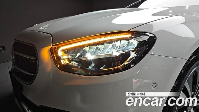 Mercedes-Benz E-Class 2020 — Photo 19/31