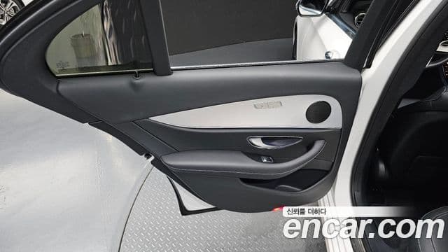 Mercedes-Benz E-Class 2020 — Photo 17/31