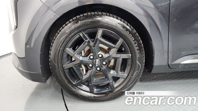 Kia Carnival 2023 — ფოტო 5/20