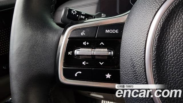 Kia Carnival 2023 — ფოტო 16/20