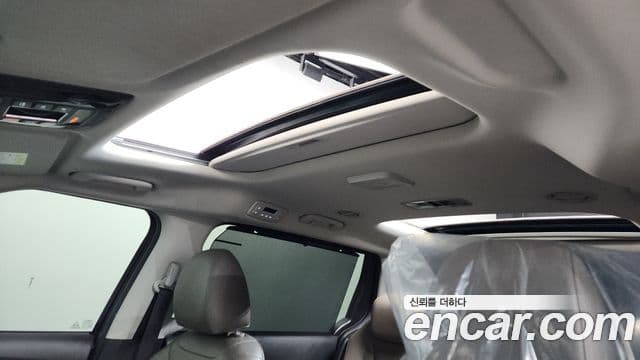 Kia Carnival 2023 — ფოტო 18/20