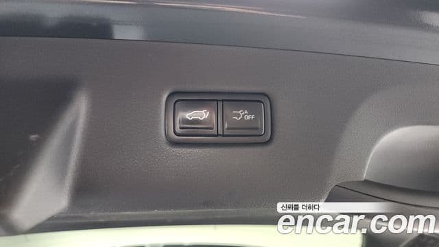 Kia Carnival 2023 — ფოტო 19/20