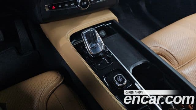 Volvo XC90 2022 — Şəkil 9/20