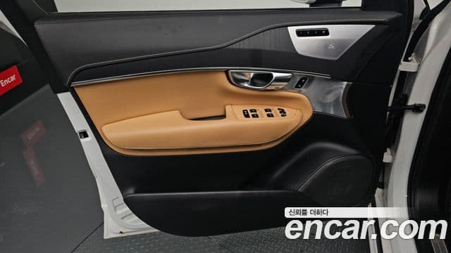 Volvo XC90 2022 — ფოტო 13/39
