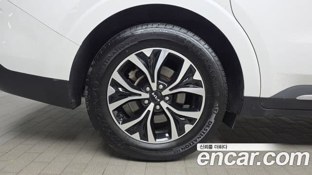 Kia Carnival 2023 — ფოტო 5/20