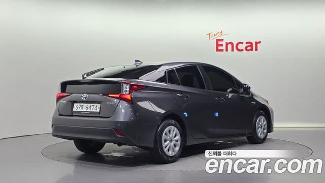 Toyota Prius 2019 — Фото 2/20