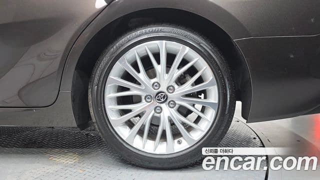 Toyota Camry 2018 — Şəkil 18/33