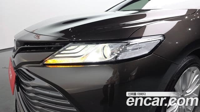 Toyota Camry 2018 — Şəkil 27/33