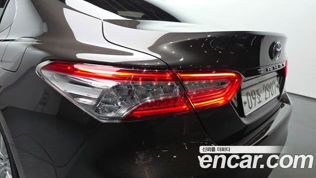 Toyota Camry 2018 — Şəkil 20/33
