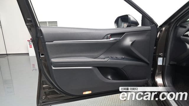 Toyota Camry 2018 — Şəkil 11/33