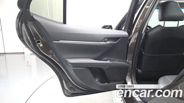 Toyota Camry 2018 — Şəkil 21/33
