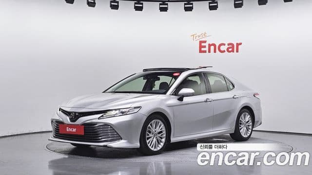 Toyota Camry 2018 — Фото 1/20