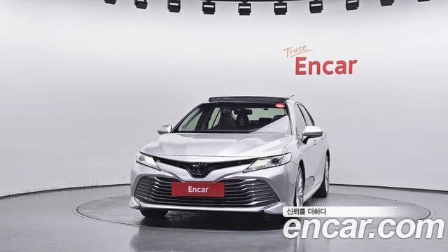 Toyota Camry 2018 — Фото 3/20