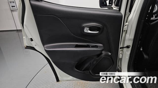 Jeep Renegade 2022 — Şəkil 14/37