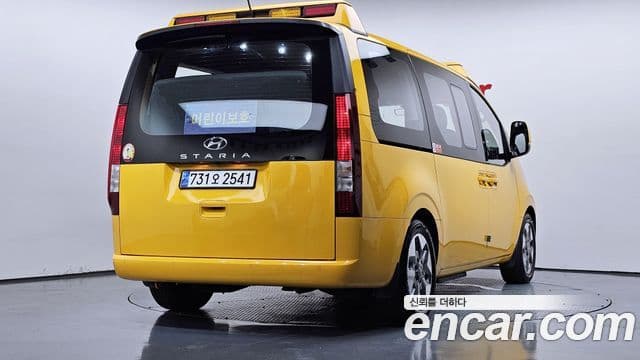 Hyundai Staria 2023 — Photo 3/34