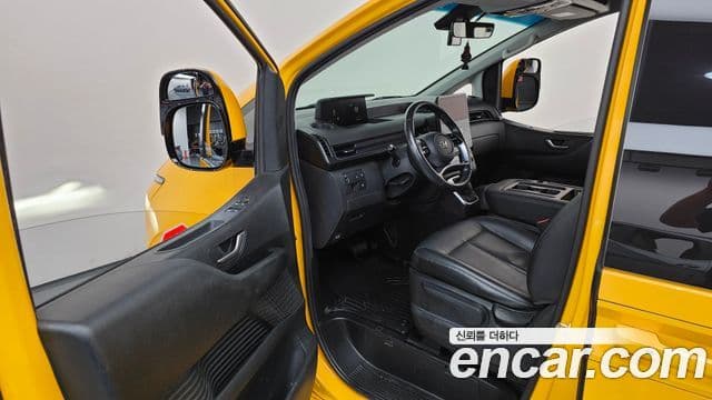 Hyundai Staria 2023 — Photo 9/34