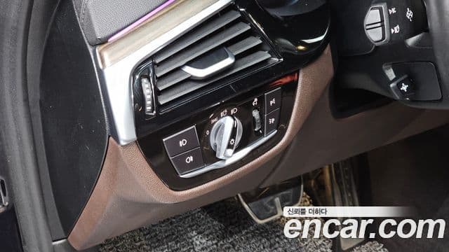 BMW 5 Series 2019 — Фото 13/20