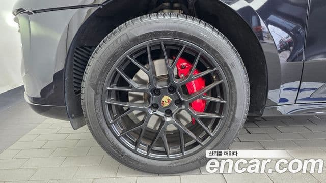 Porsche Macan 2020 — ფოტო 15/20
