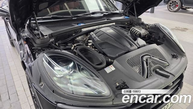 Porsche Macan 2020 — ფოტო 4/20