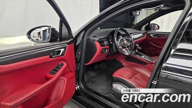 Porsche Macan 2020 — ფოტო 6/20