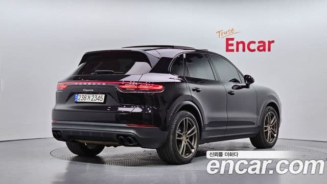 Porsche Cayenne 2019 — ფოტო 2/20