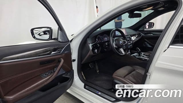 BMW 5 Series 2018 — Фото 10/20