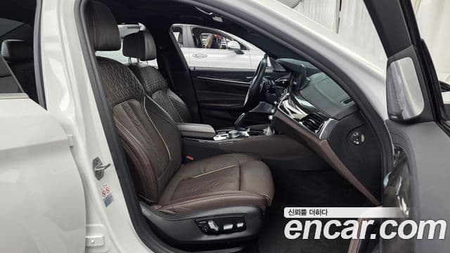 BMW 5 Series 2018 — Фото 11/20