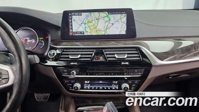 BMW 5 Series 2018 — Фото 13/20