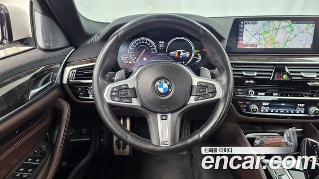 BMW 5 Series 2018 — Фото 14/20