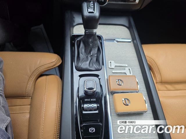 Volvo XC60 2020 — Şəkil 8/20