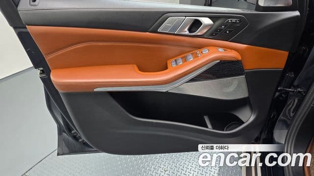 BMW X7 2021 — Photo 23/31