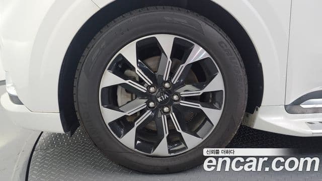 Kia Carnival 2021 — ფოტო 5/20