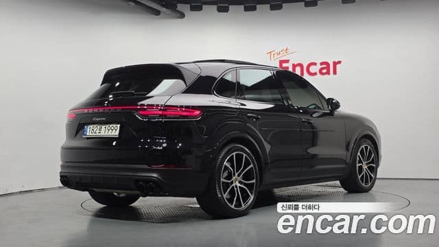 Porsche Cayenne 2021 — ფოტო 1/20