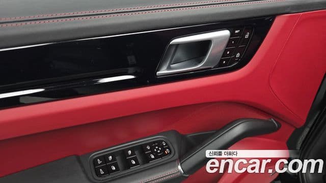 Porsche Cayenne 2021 — ფოტო 13/20