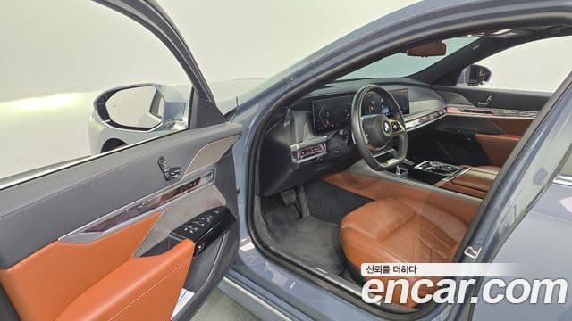 BMW 7 Series 2023 — Photo 9/37