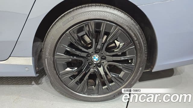 BMW 7 Series 2023 — Photo 28/37